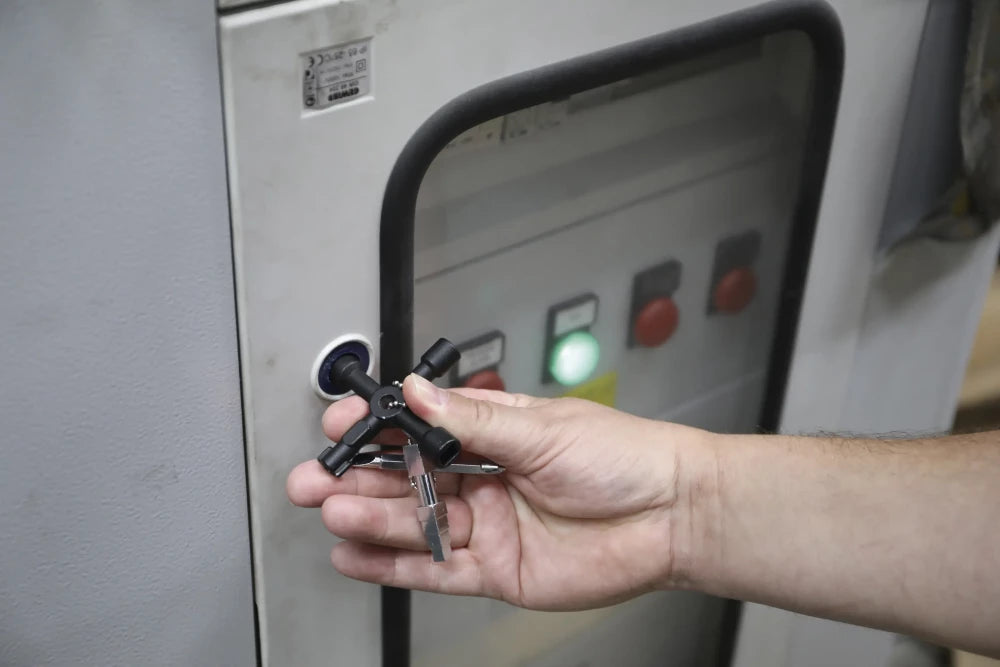 Chave para quadro elétrico universal