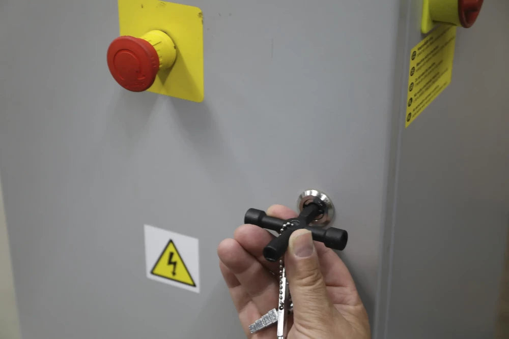 Chave para quadro elétrico universal